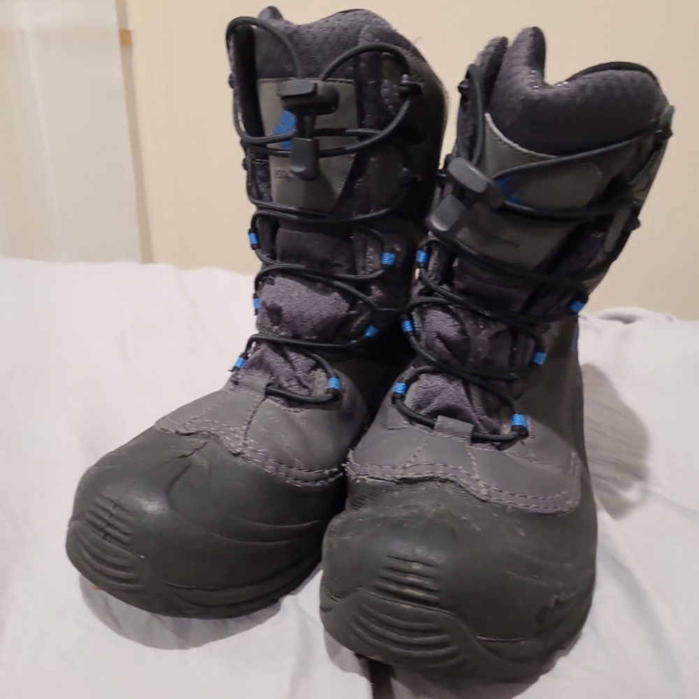 Columbia Womens Size 7 Waterproof 200 grams Winter Snowboots.